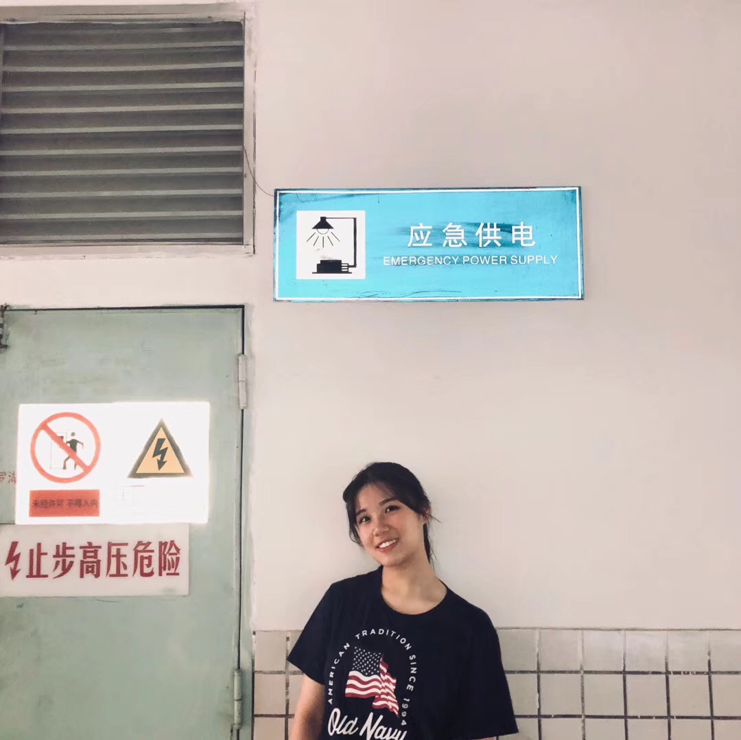 邹教员 照片