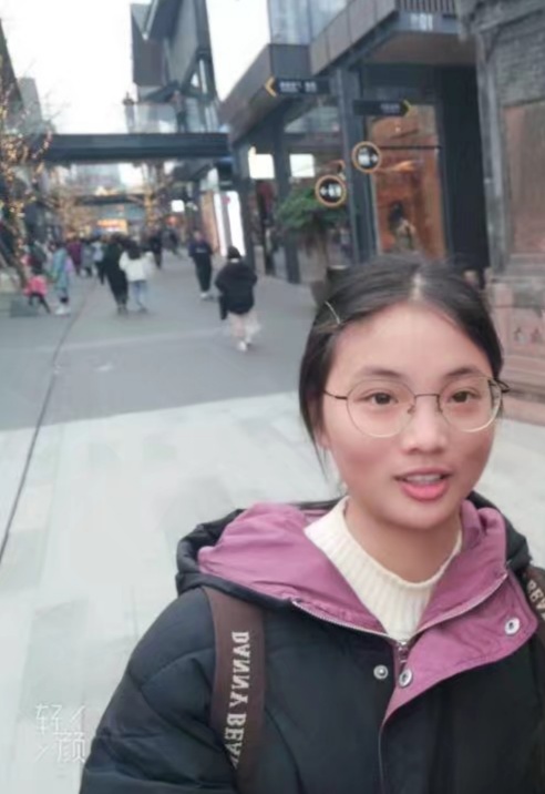 潘教员 照片