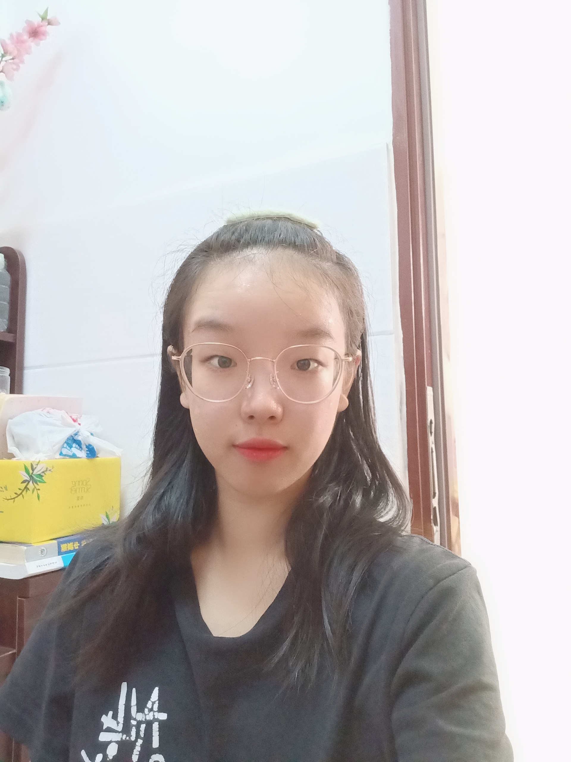 何教员 照片