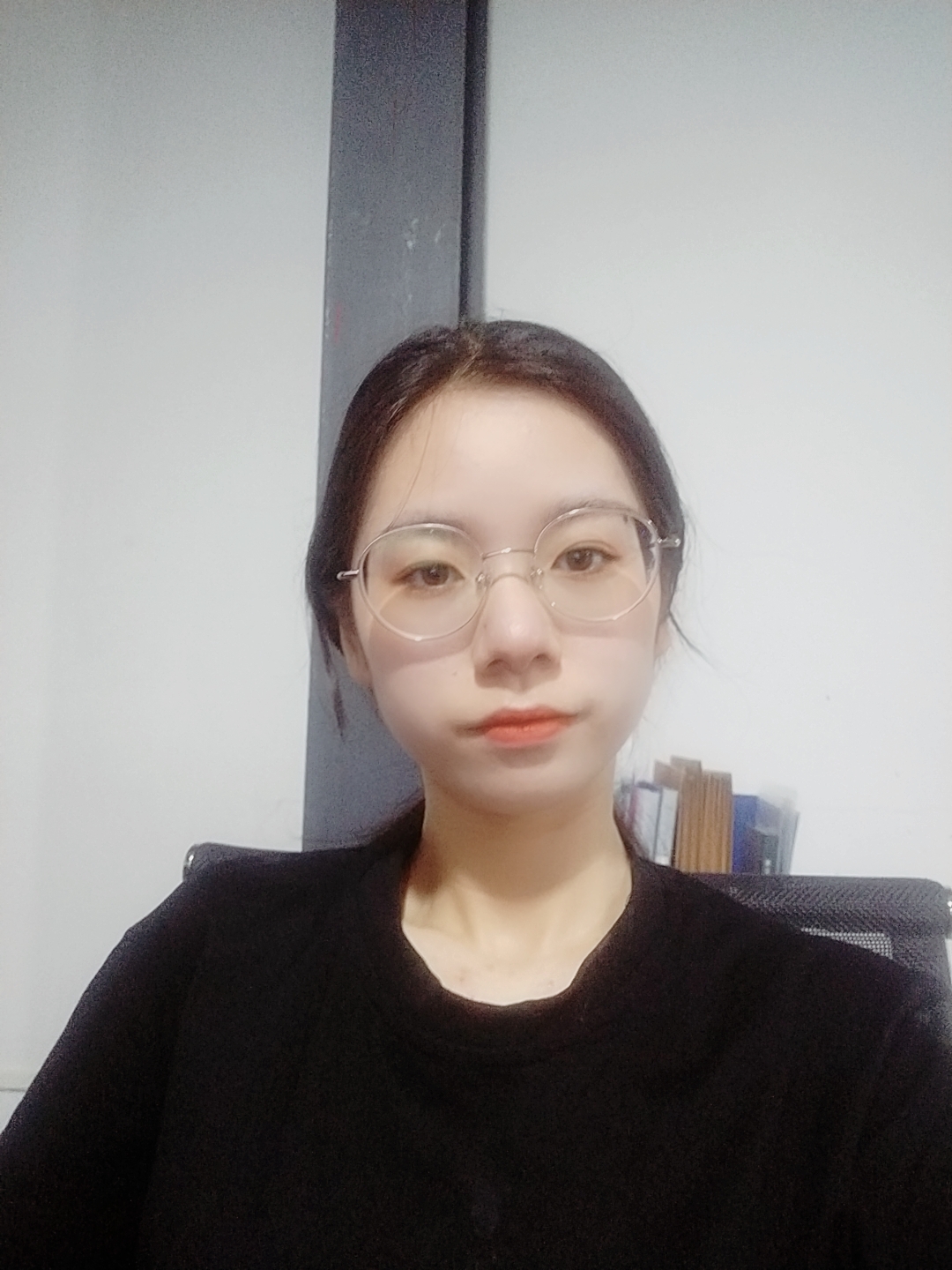 何教员 照片