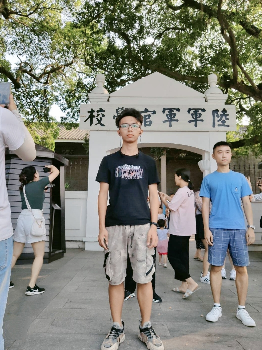 何教员 照片