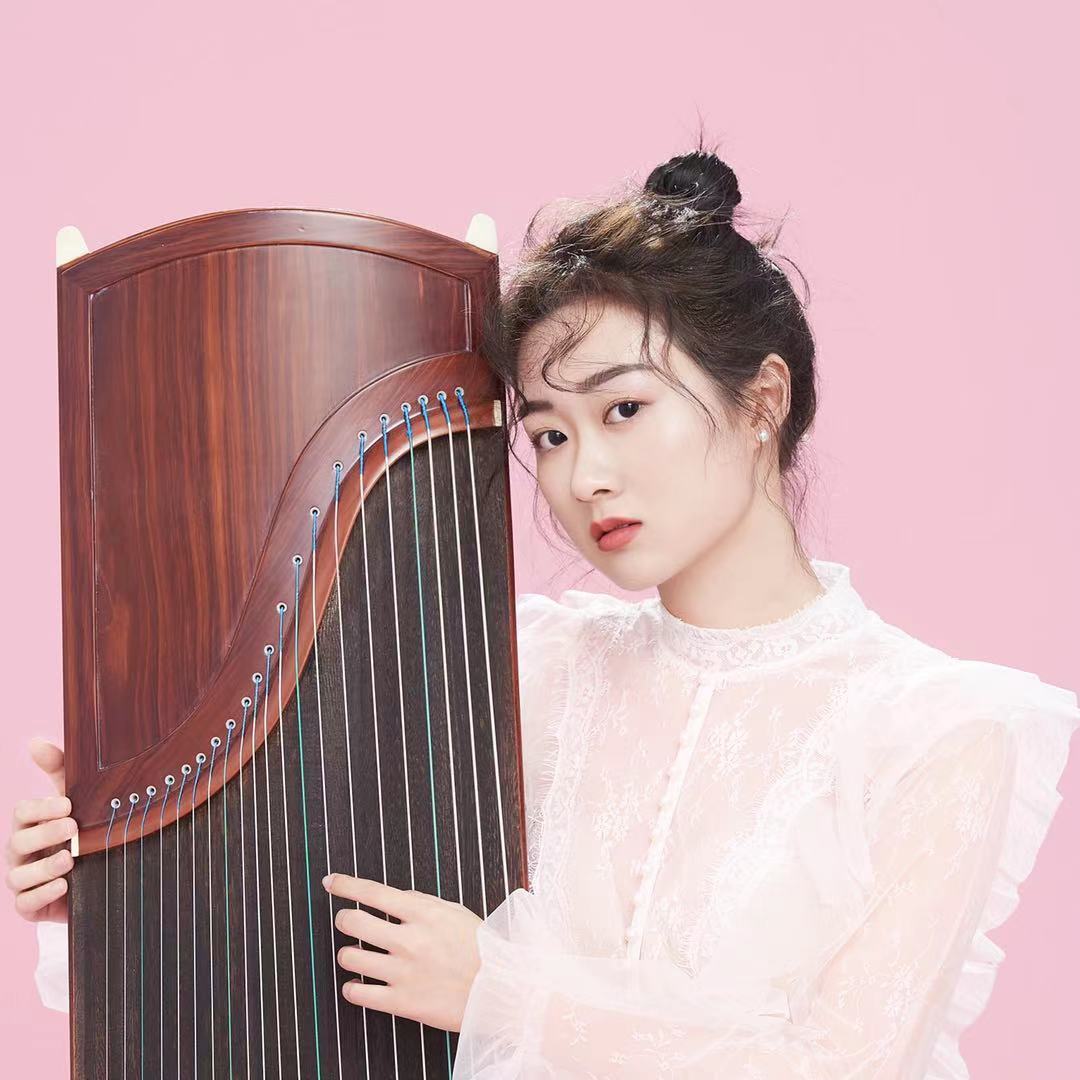 何教员 照片