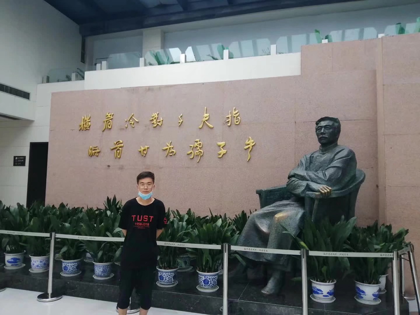 佘教员 照片