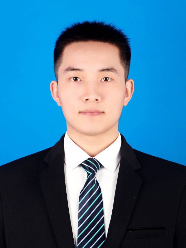 何教员 照片