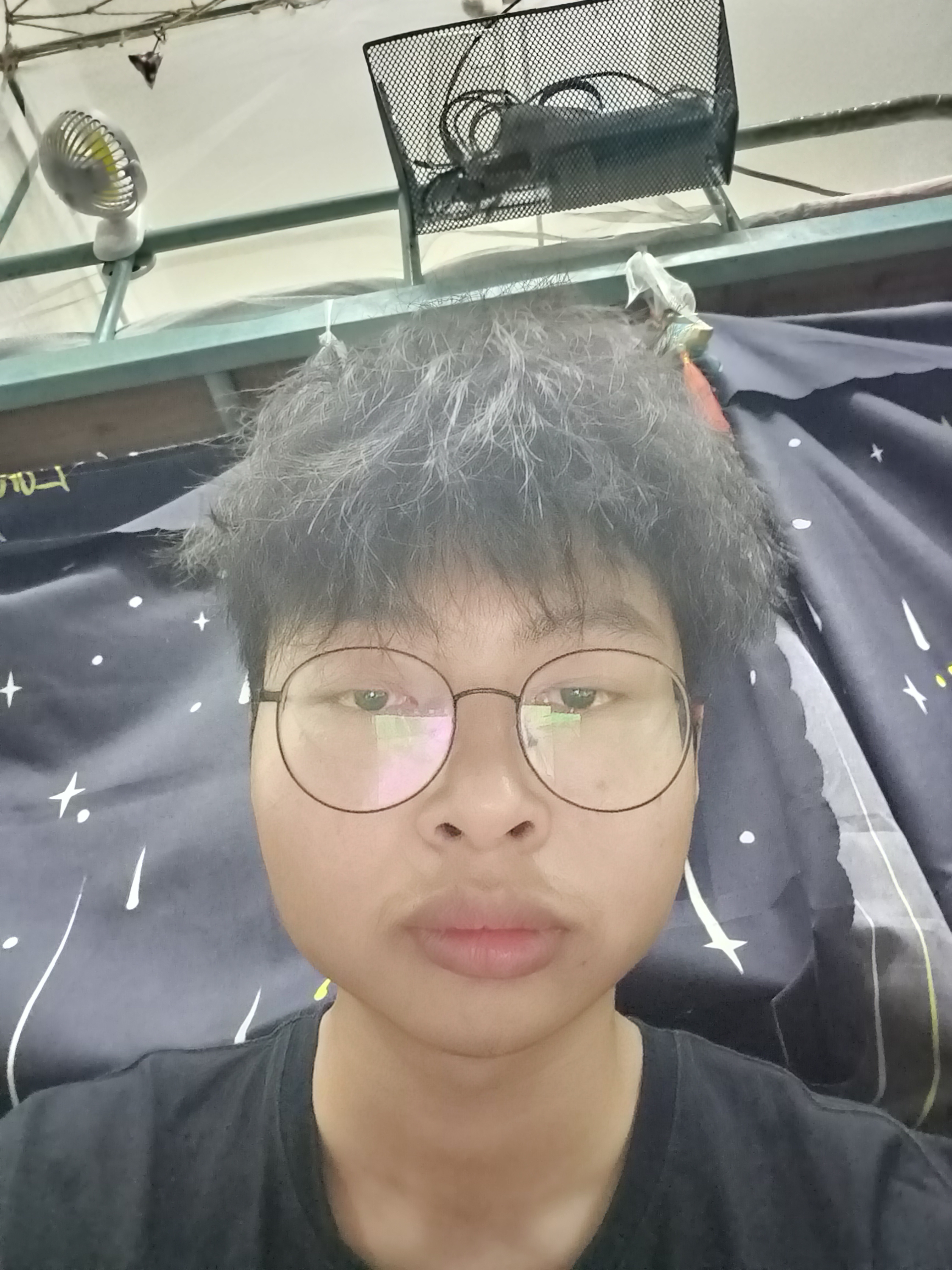 何教员 照片