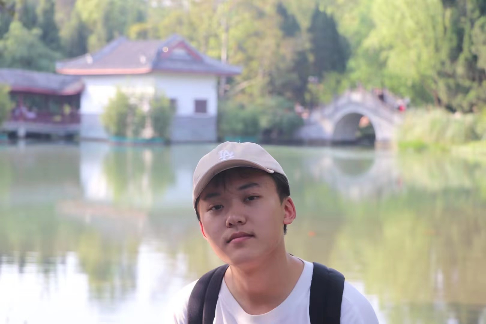 何教员 照片