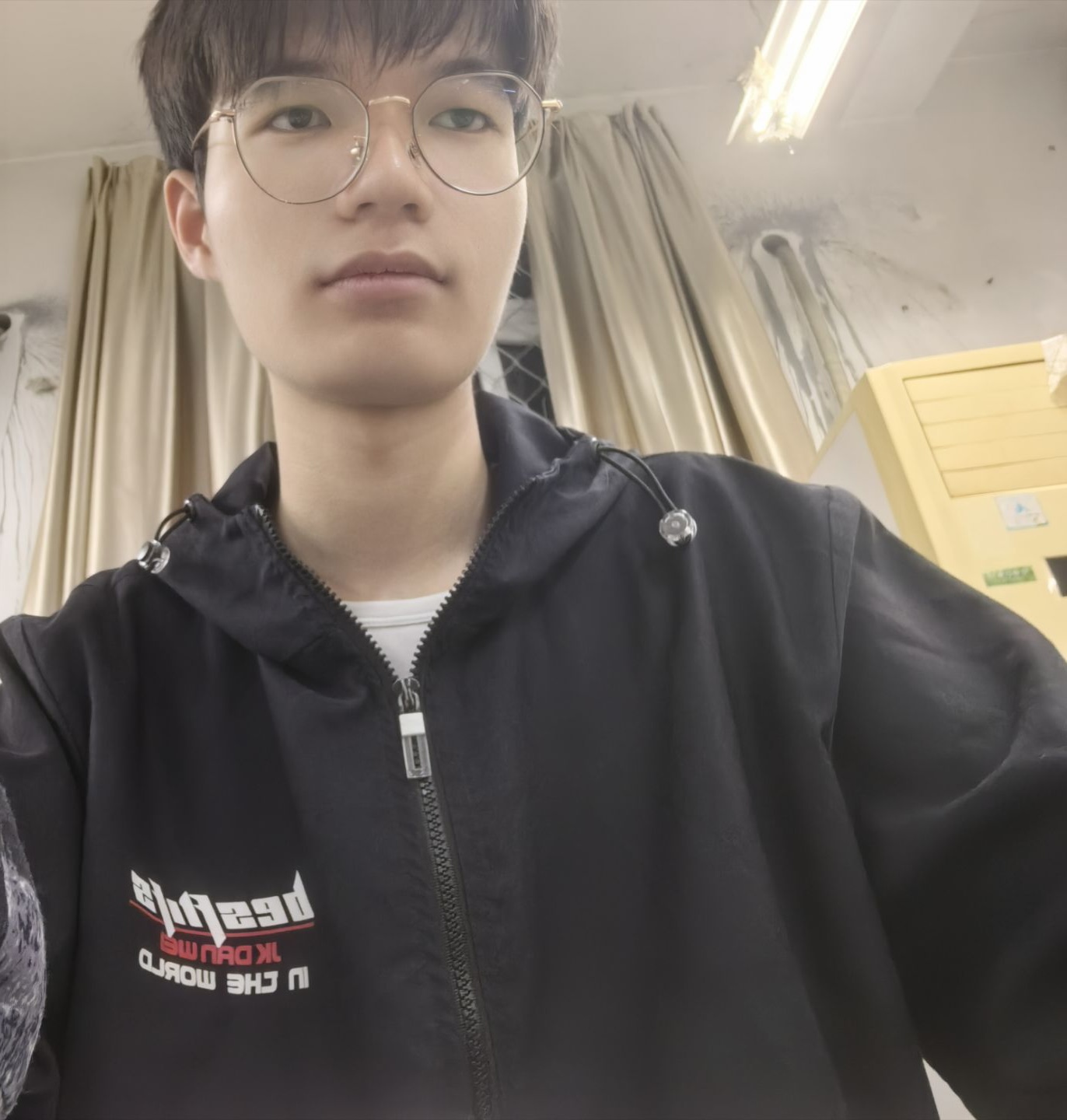 雷教员 照片