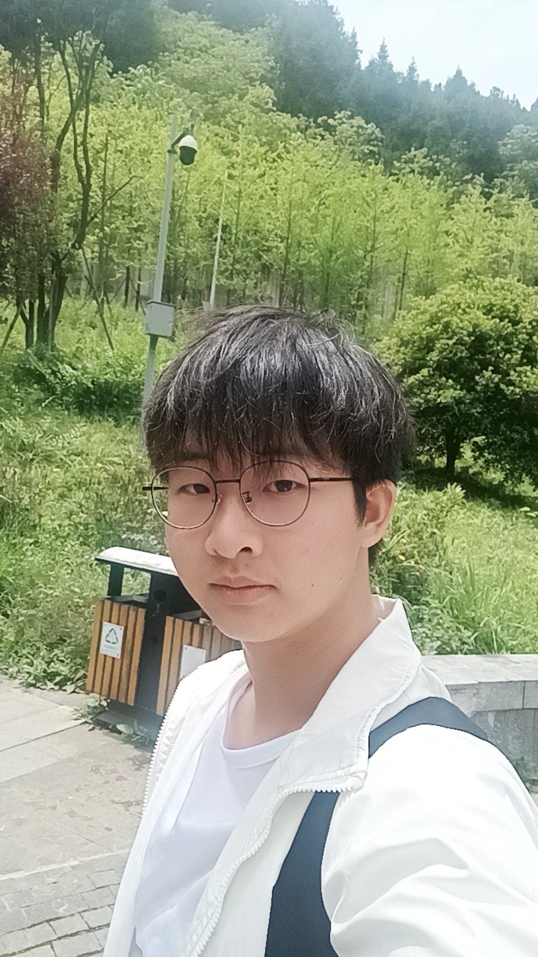 何教员 照片