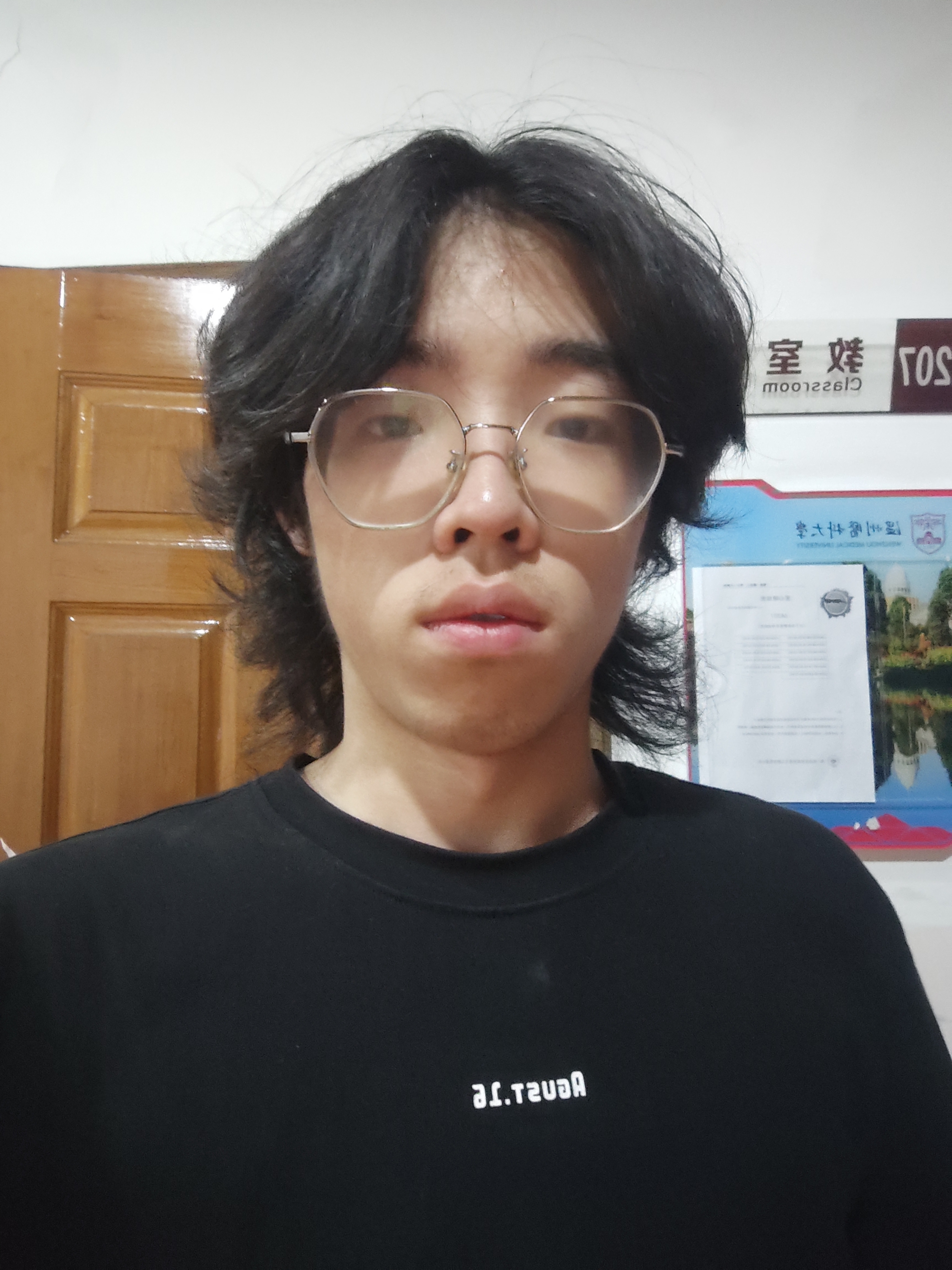 华教员 照片