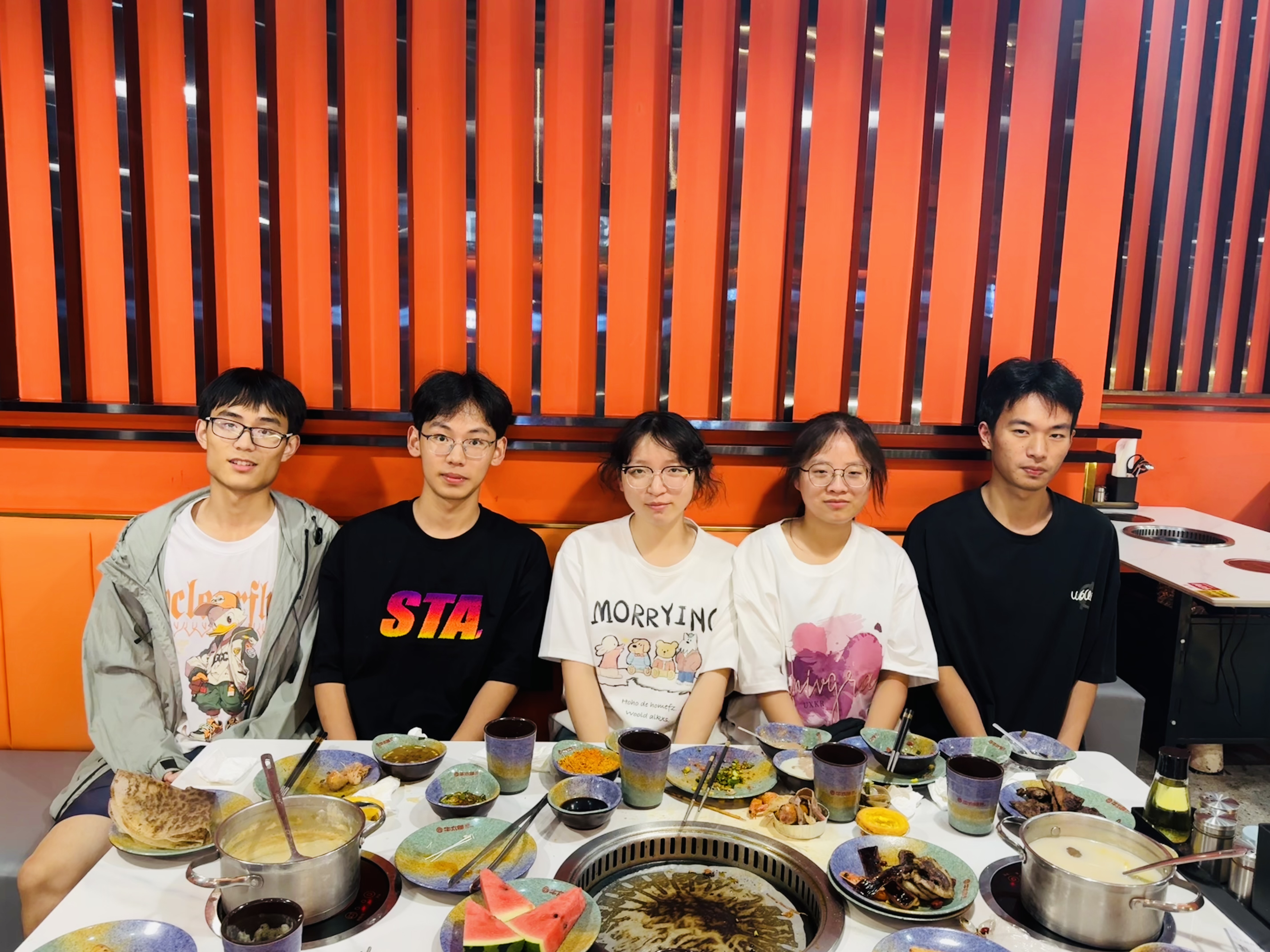 何教员 照片