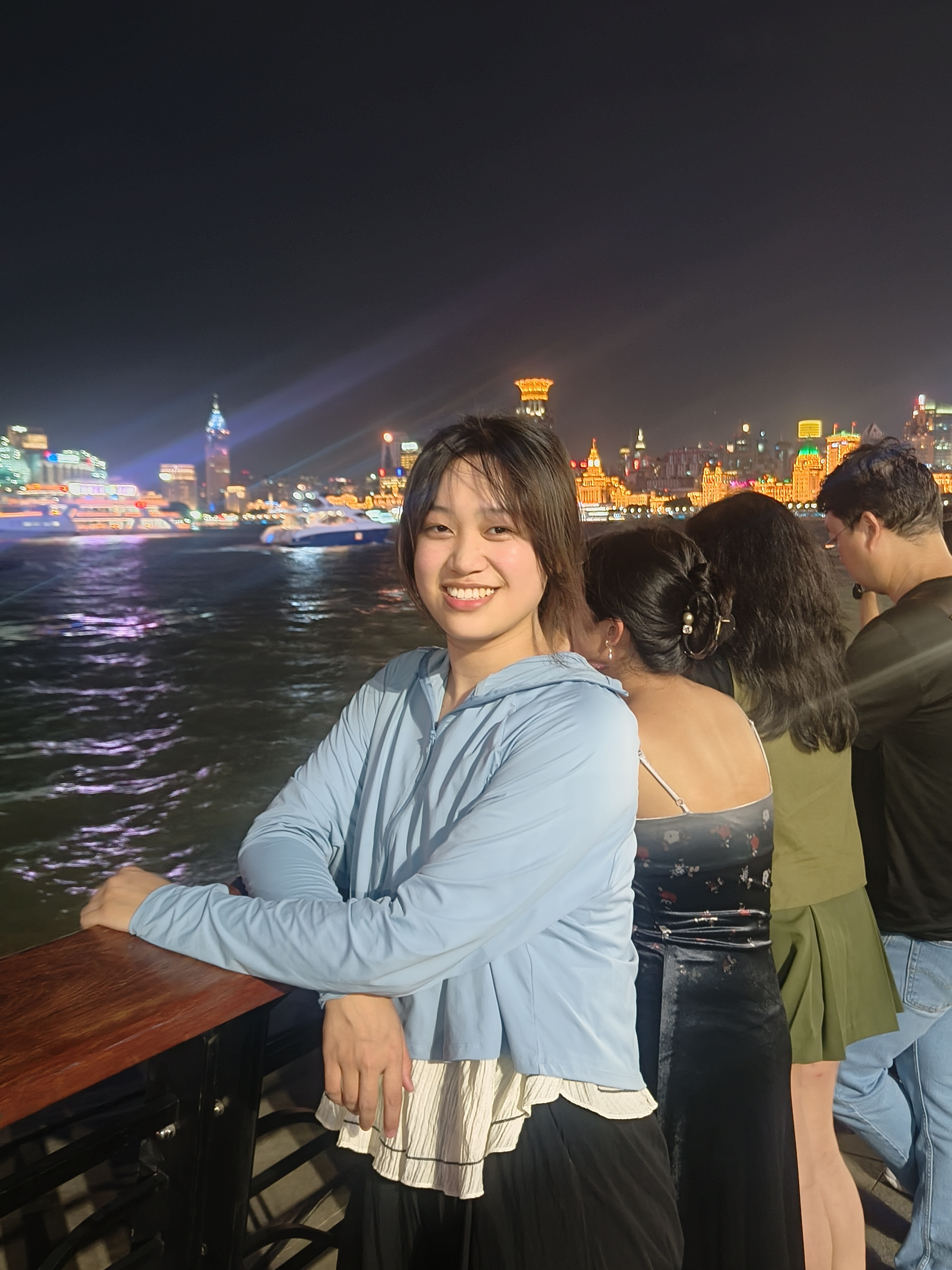 查教员 照片