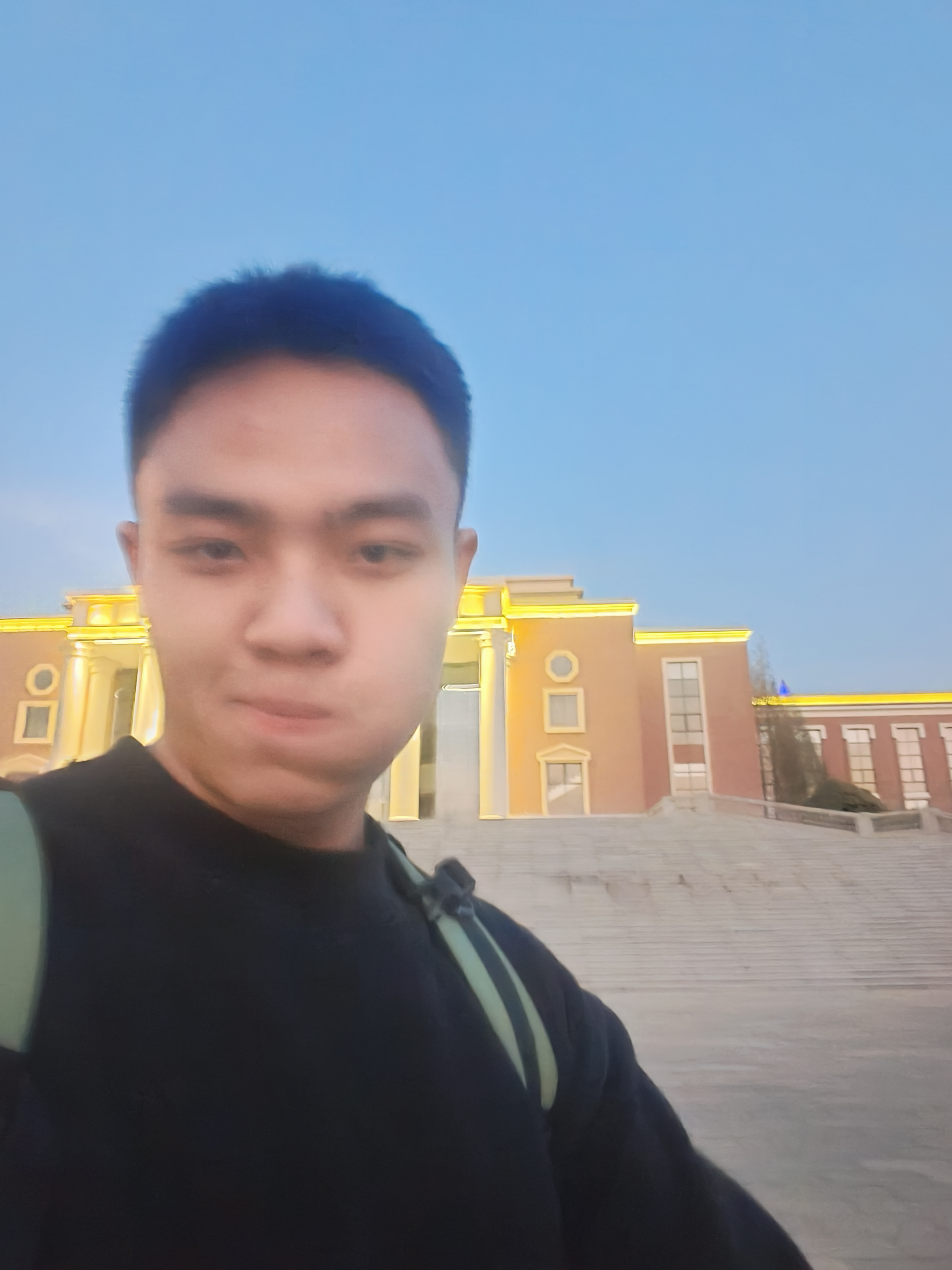 何教员 照片