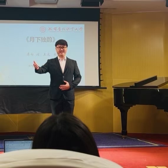 黄教员 照片