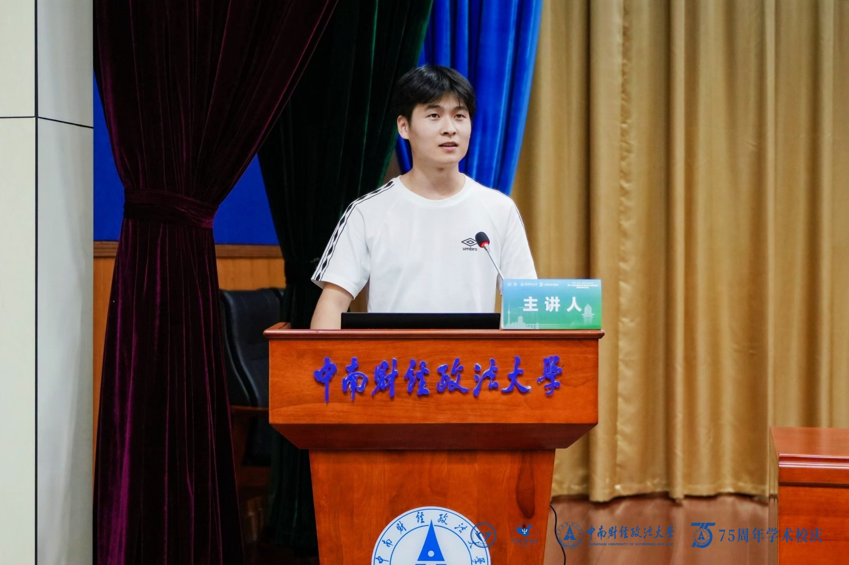 周教员 照片