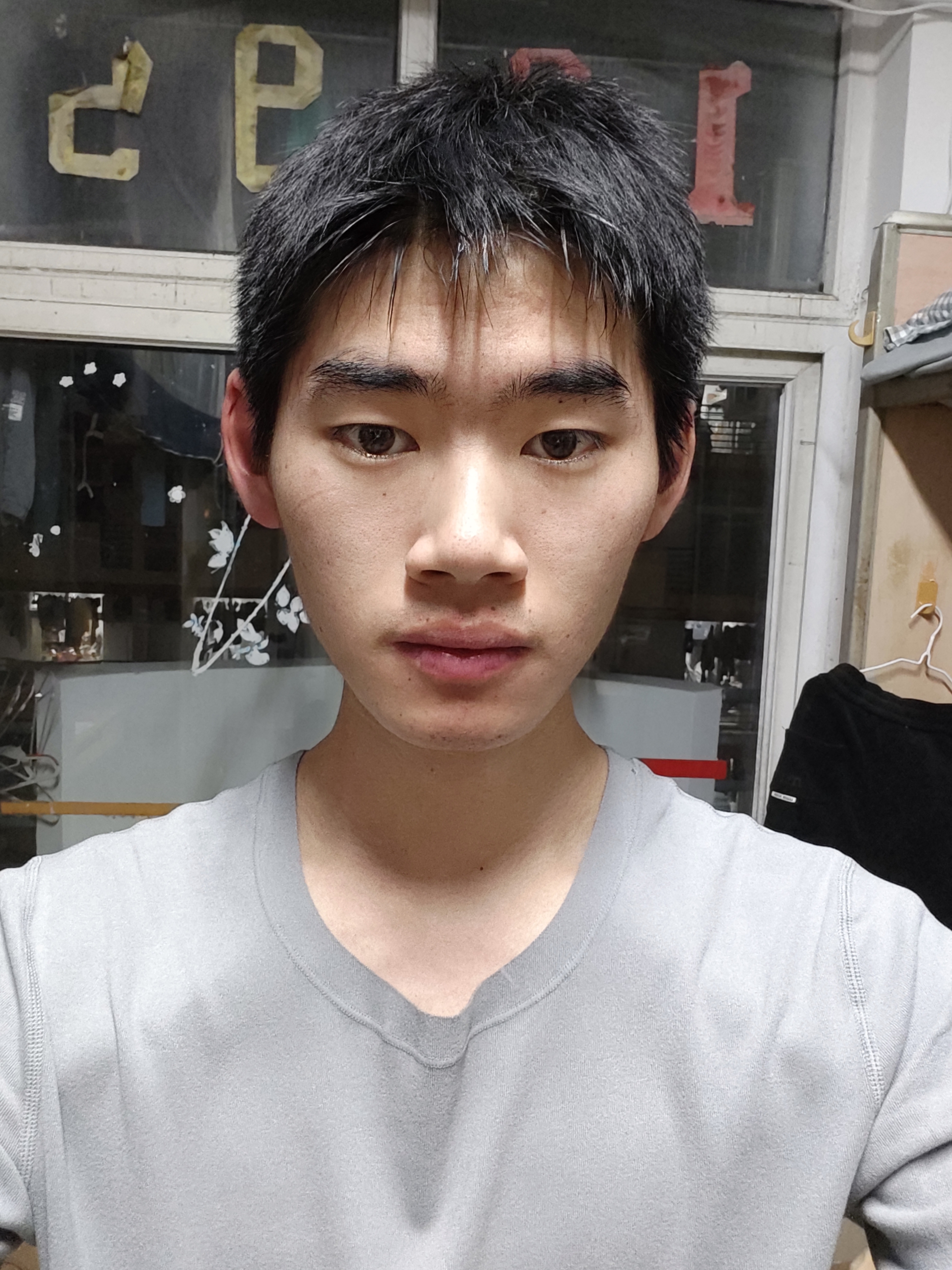雷教员 照片